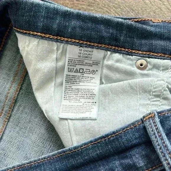 Old Navy Jeans.  Women’s size 16 SHORT. Curvy Profile, mid rise. - Picture 3 of 5